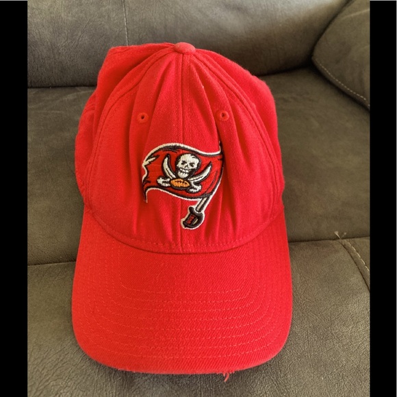 Tampa Bay Buccaneers Reebook Red Cap Previously Owned. Stretch Pirate 
B18 - Picture 3 of 9